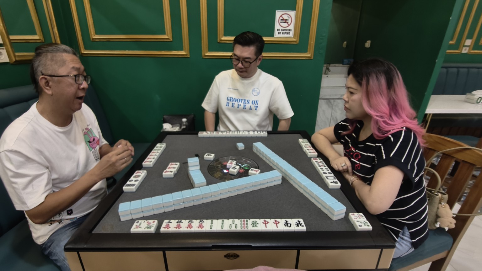 Tamu bermain di meja Mahjong otomatis City Point